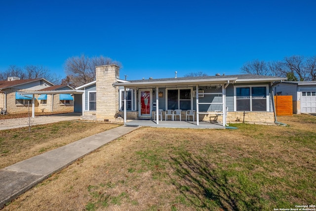 view of front of property featuring a front yard