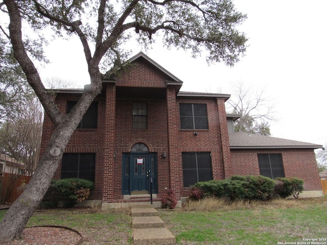 view of front of house featuring a front lawn