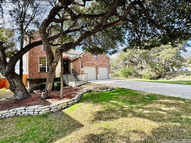 view of front of home featuring a front yard