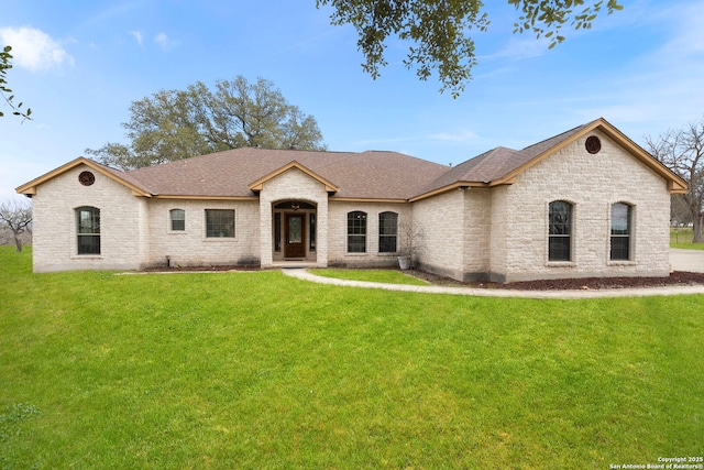 view of front of property featuring a front lawn