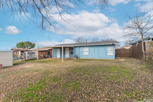 view of front of property featuring a front lawn