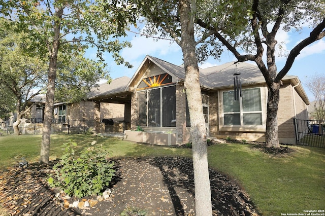 view of front facade featuring a front lawn