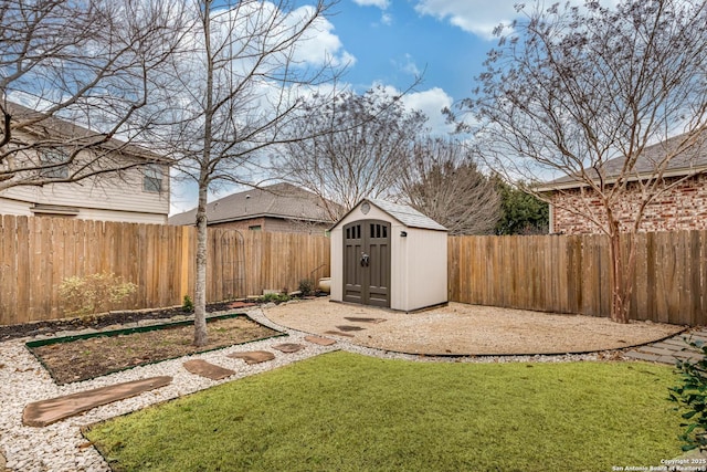 view of yard featuring a storage unit