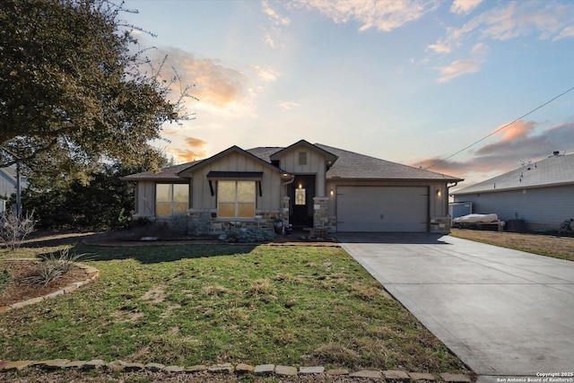 view of front of house featuring a yard and a garage