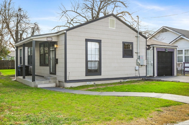 view of front of property featuring a garage and a front yard