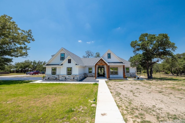 modern farmhouse featuring a front yard