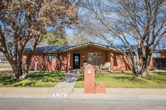 single story home featuring a front yard