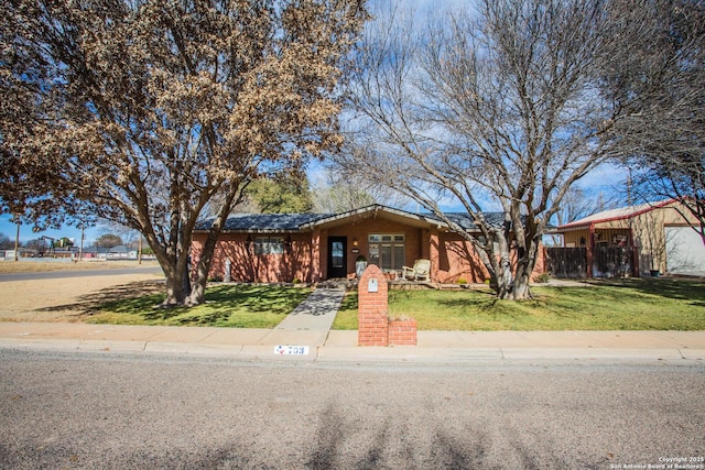 single story home with a front lawn