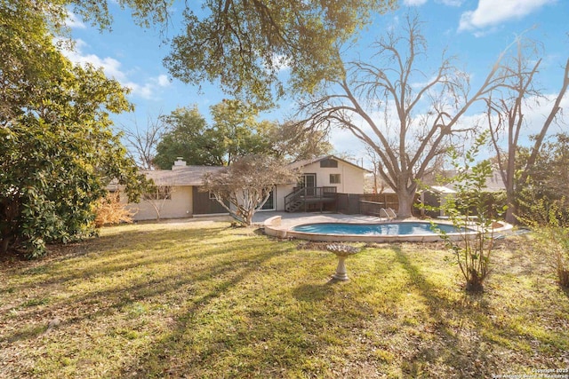 view of yard featuring a fenced in pool