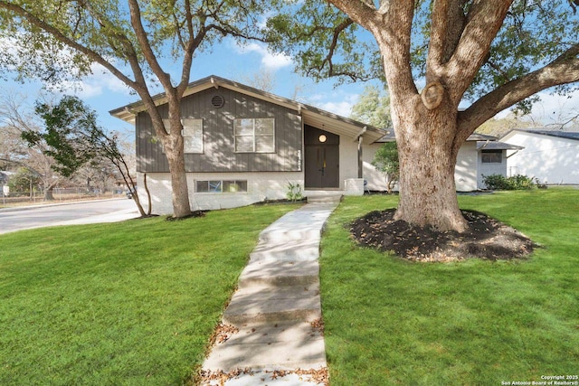 view of front of house featuring a front lawn