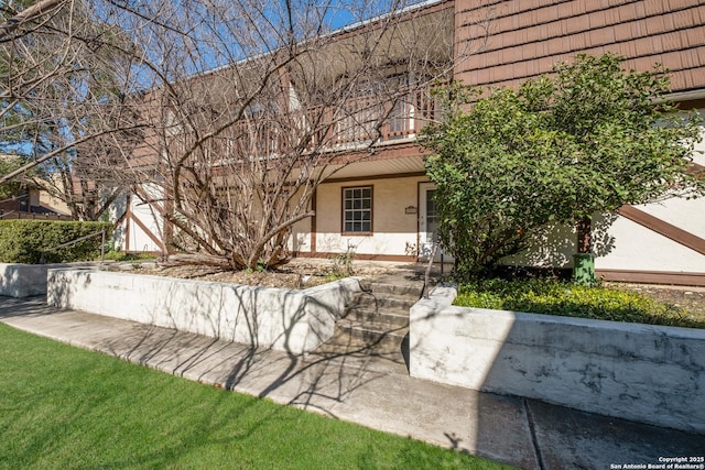 view of yard featuring a balcony