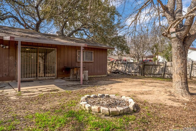 view of yard featuring a fire pit