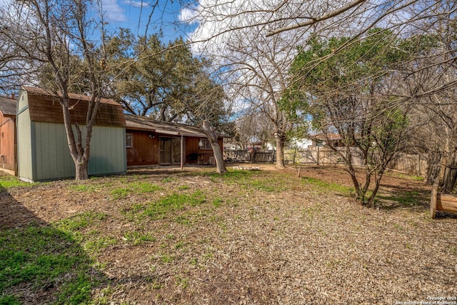 view of yard featuring a shed