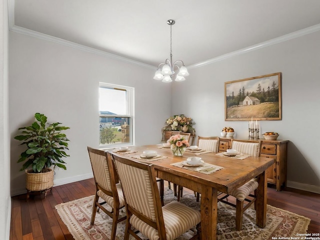 dining area featuring crown molding, dark hardwood / wood-style floors, and an inviting chandelier