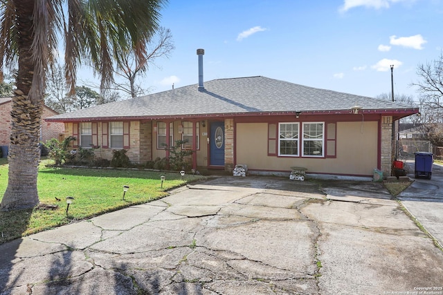 single story home with a front lawn