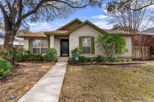 view of front of house featuring a front yard