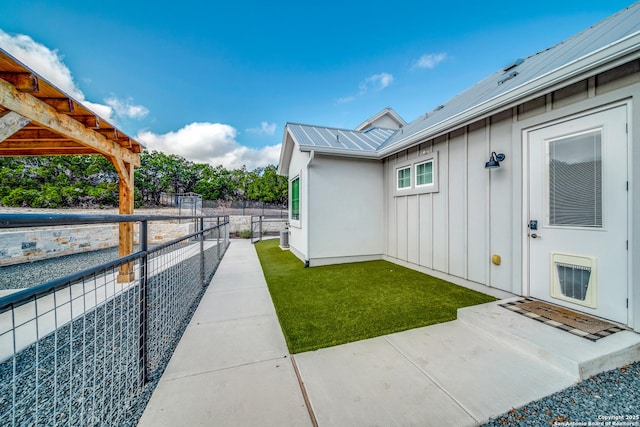 view of yard featuring a patio area