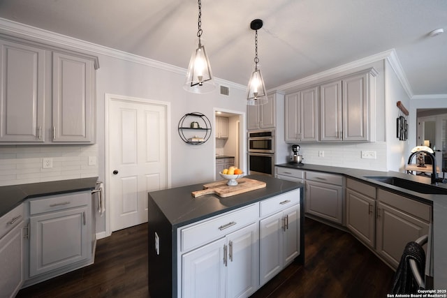 kitchen featuring sink, crown molding, dark hardwood / wood-style flooring, gray cabinets, and stainless steel double oven