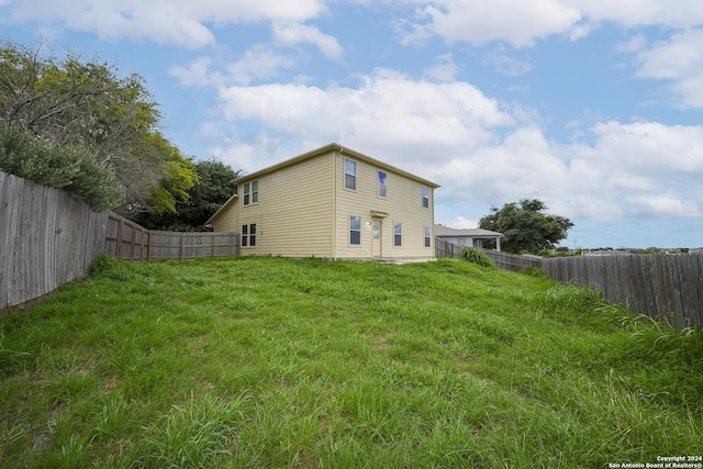 back of house featuring a yard