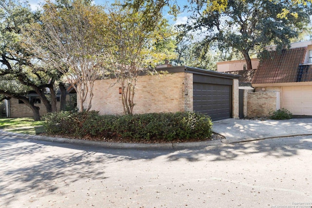 view of front facade with a garage