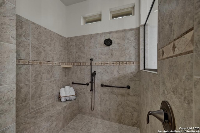 bathroom featuring a tile shower