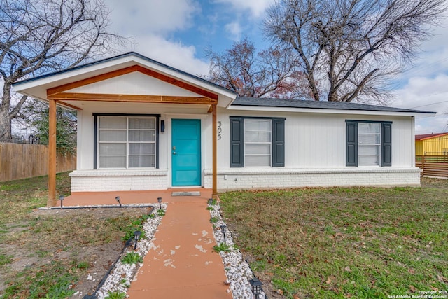 single story home with a front lawn