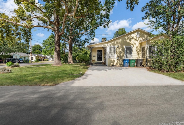 view of front of property with a front lawn