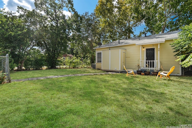 view of yard with a shed