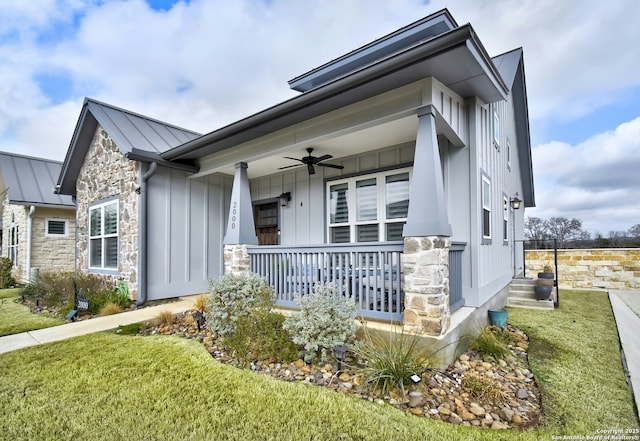 view of front of home featuring a front yard, ceiling fan, and covered porch