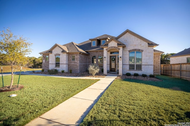 view of front of house featuring a front lawn