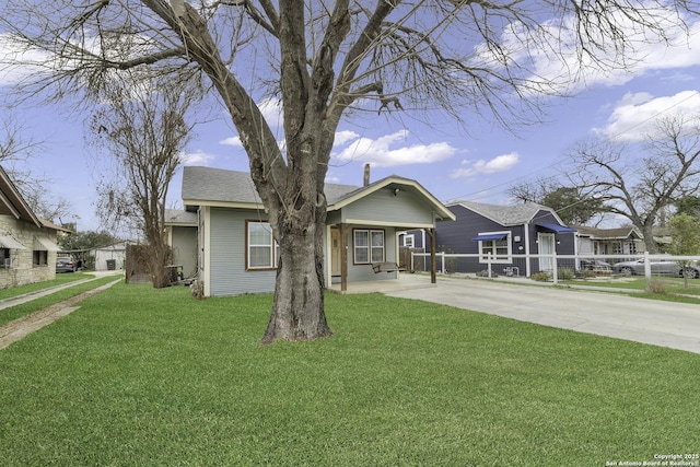 view of front of house featuring a front lawn