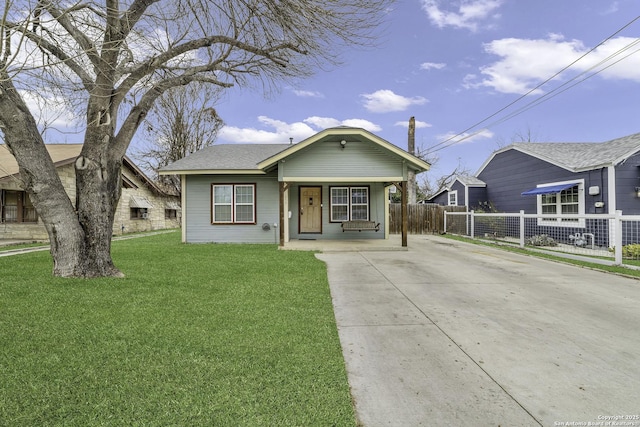 view of front of house featuring a front lawn