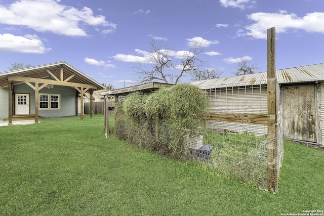 view of yard featuring an outdoor structure