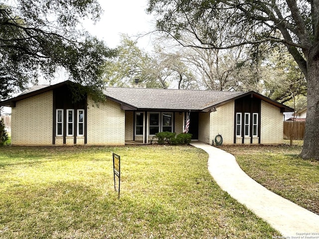 ranch-style home featuring a front yard