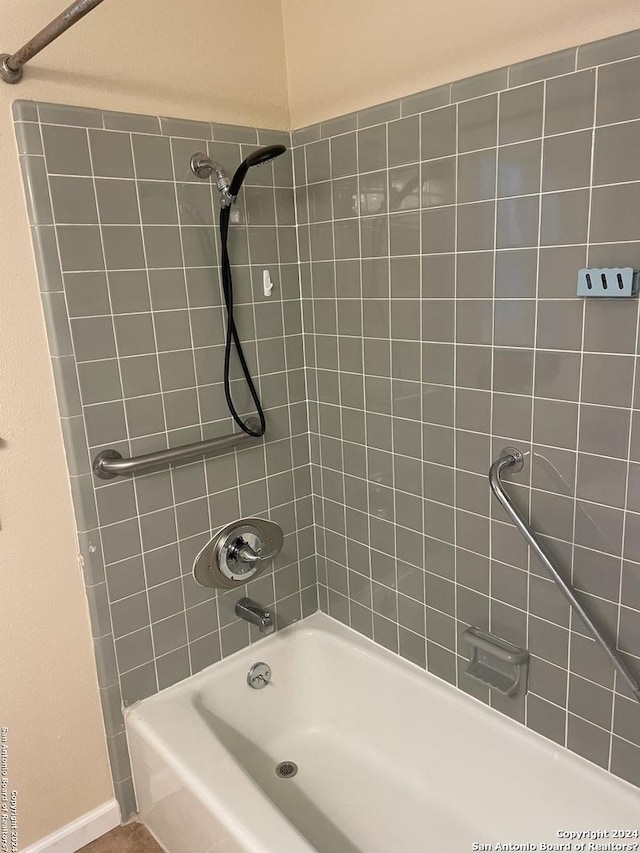 bathroom with tiled shower / bath