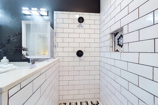 bathroom featuring a tile shower