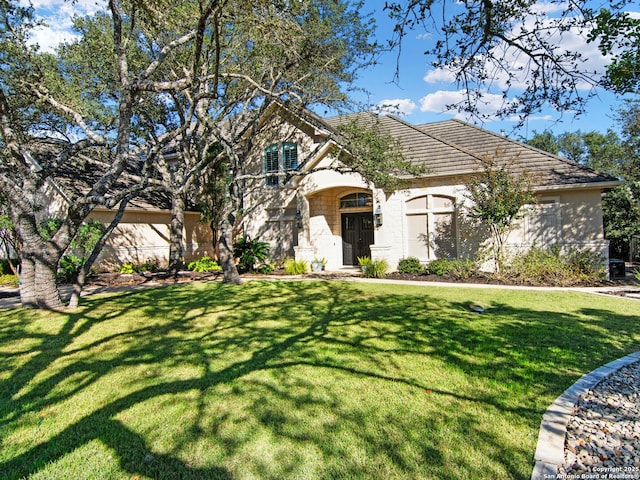 view of front facade with a front lawn