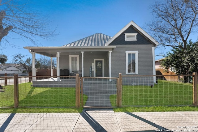 view of front of property featuring a front yard and covered porch