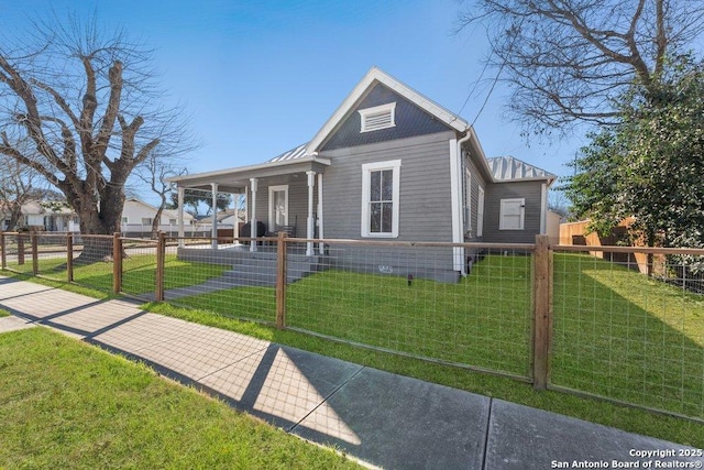 view of front facade featuring a front yard