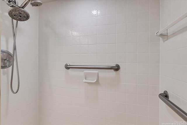 bathroom featuring a tile shower