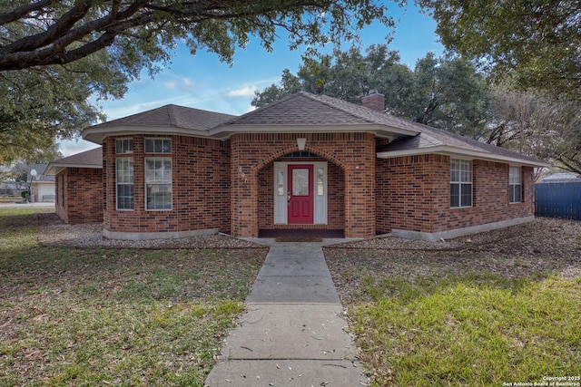 view of front facade featuring a front lawn