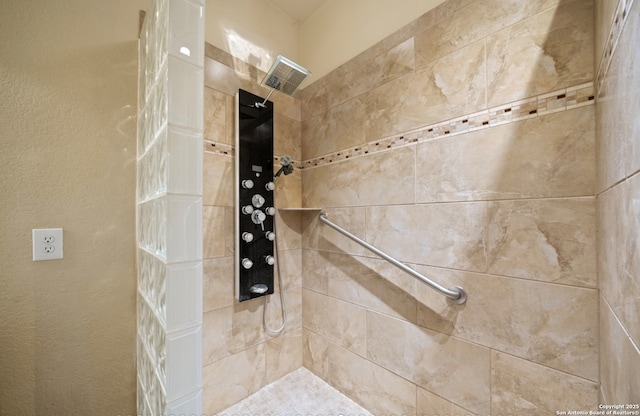 bathroom featuring a tile shower