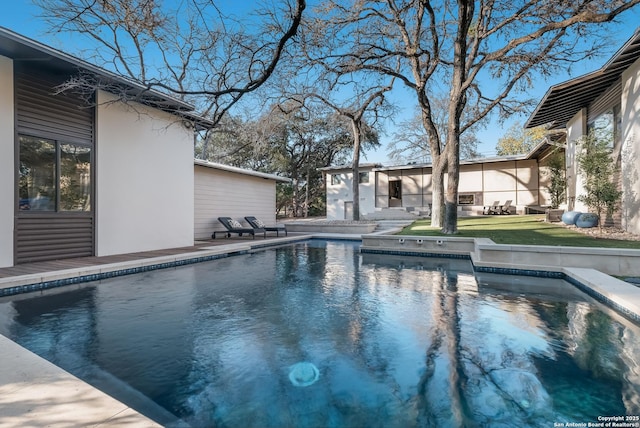 view of swimming pool with a yard