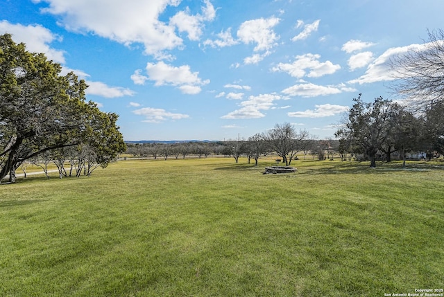 view of yard featuring a rural view