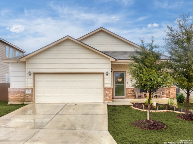 craftsman house featuring a garage and a front lawn