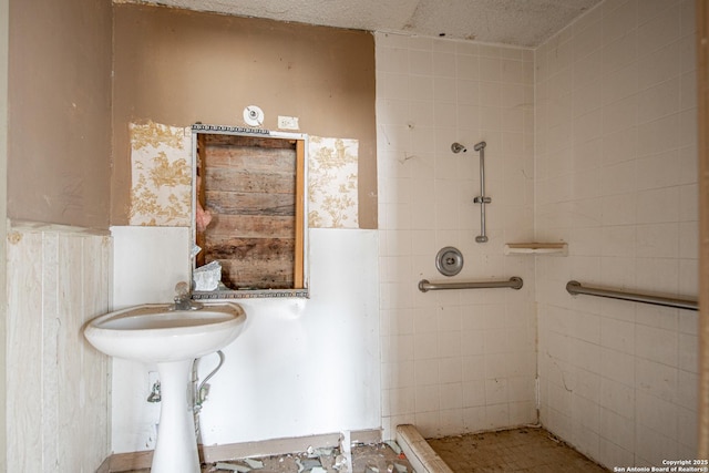 bathroom featuring a tile shower