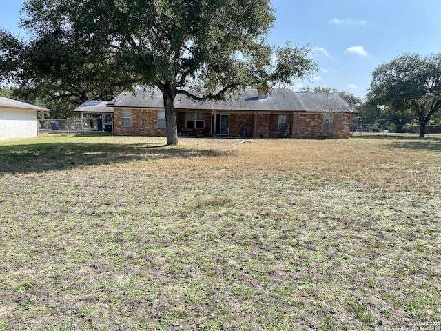 view of front facade featuring a front lawn