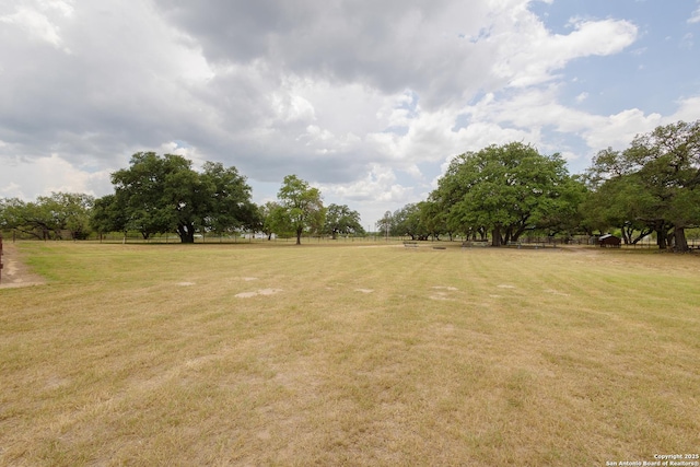 view of yard featuring a rural view