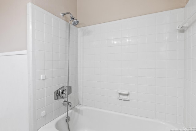 bathroom with tiled shower / bath combo