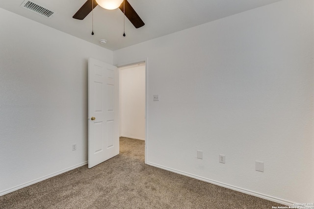 unfurnished room with light carpet and ceiling fan